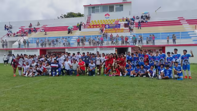 Escuelas de Cancún se enfrentaron en una liga de futbol femenil e infantil