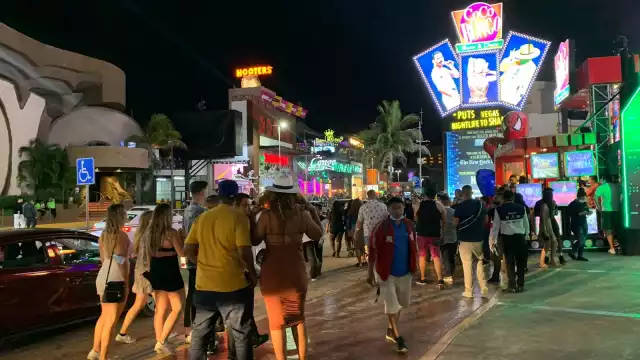 Cerca 500 turistas se encuentran en las inmediaciones del lugar a la espera de entrar a los antros para bailar, beber y fumar