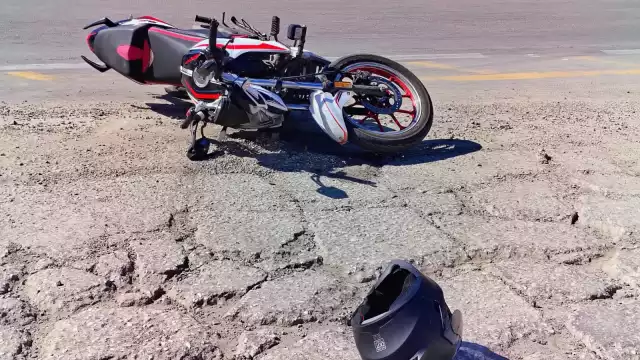 Motociclista de 19 años impacta contra camioneta de carga.