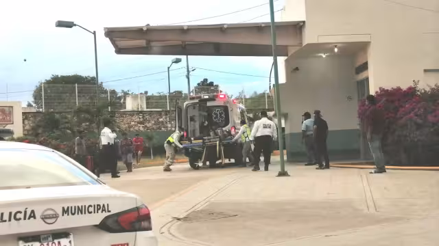 Un hombre fue trasladado al hospital IMSS-Bienestar Janell Romero Aguilar tras resultar lesionado por la caída de un techo