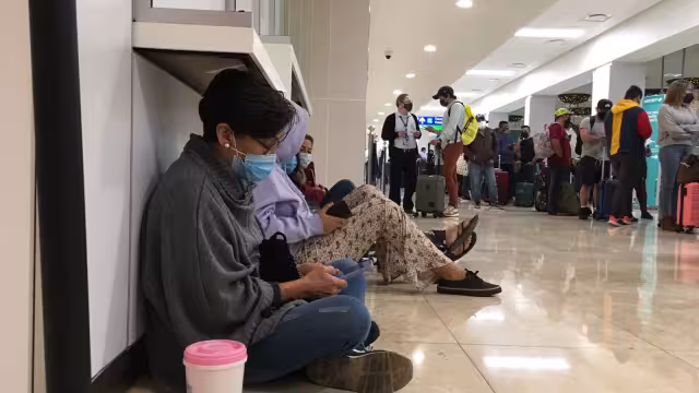 Entre los afectados se encobraban ayer un matrimonio de españoles que llegaron el sábado pasado y que debieron regresar el viernes por la mañana a la Ciudad de México