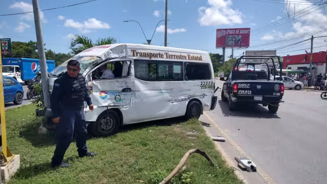 Así terminó la unidad de trasporte público luego de impactarse contra un poste en Cancún
