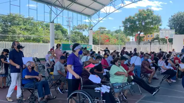 Al corte del medio día al 5 mil 885 personas de la tercera se han vacunado