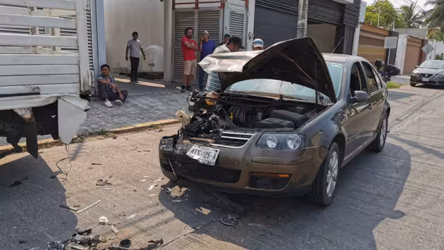 Aparatosa carambola en Avenida del Mar deja severos daños materiales en Ciudad del Carmen