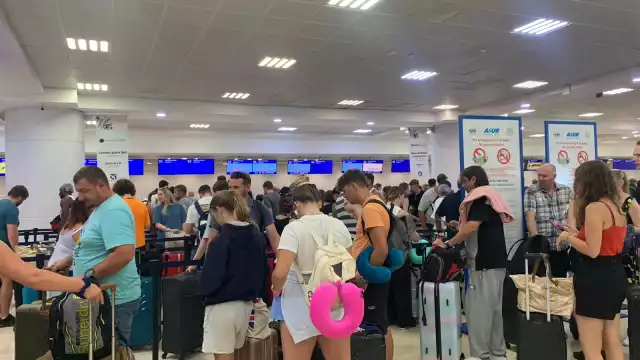 Por la falta de personal, se hizo una larga fila en el módulo de TUI Fly Belgium en el Aeropuerto Internacional de Cancún
