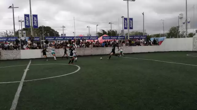 Ni la lluvia ni el mal tiempo detuvieron los partidos de futbol