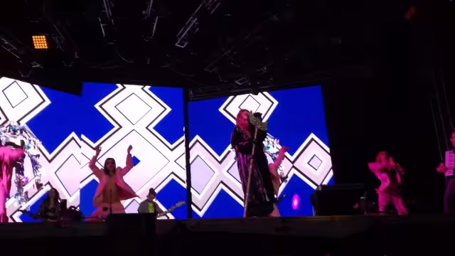 Belinda puso a bailar a los asistentes al concierto en el Carnaval de Mérida