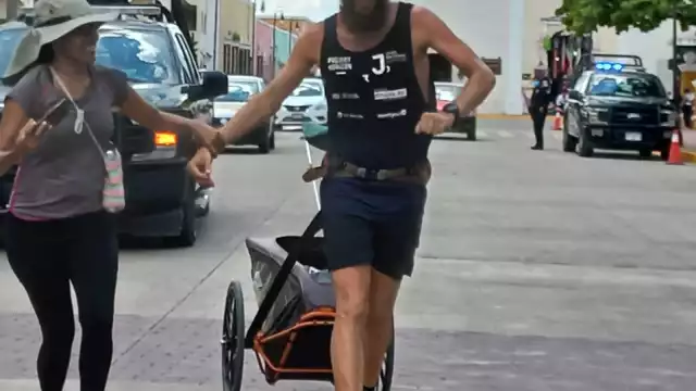 Jonas Deichmann recorre el mundo a pie, nadando  y en bicicleta