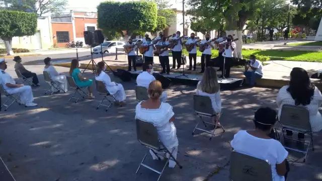 En el homenaje se interpretaron melodías, como: "Las mañanitas", "Presentimiento" y "Campechanita".