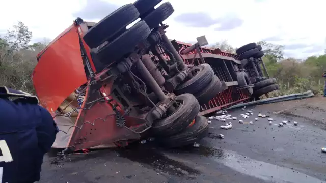 El segundo remolque del tráiler coleó y se salió de la carretera y luego volcó sobre el costado derecho.
