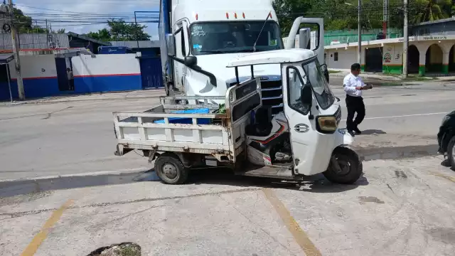Motocarro choca contra tráiler de empresa refresquera en Campeche
