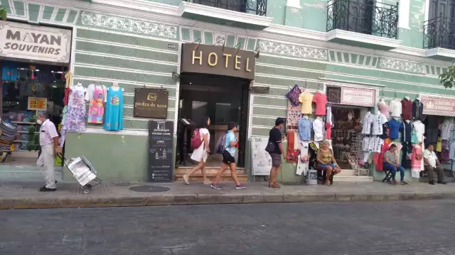 Yucatecos caminan por las calles de Mérida con el uso del cubrebocas