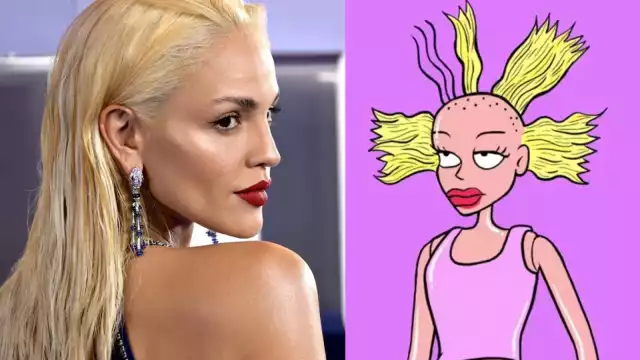 La mexicana apareció con un vestido azul marino fuerte con los labios rojos carmesí