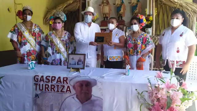Los diputados de la celebración y el presidente de alborada recibieron su reconocimiento. Fotos: Luis Manuel Pech Sánchez.