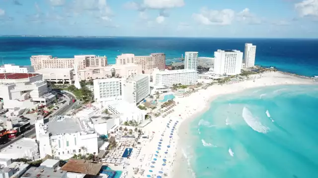 La Zona Hotelera de Cancún es la parte del destino turístico donde se ubican gran parte de sus playas y que tendrá precipitaciones este viernes