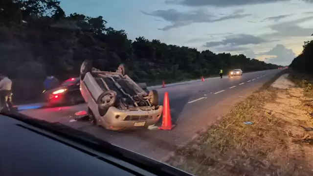 Aparentemente el conductor de este vehículo se dormito, perdió el control y volcó
