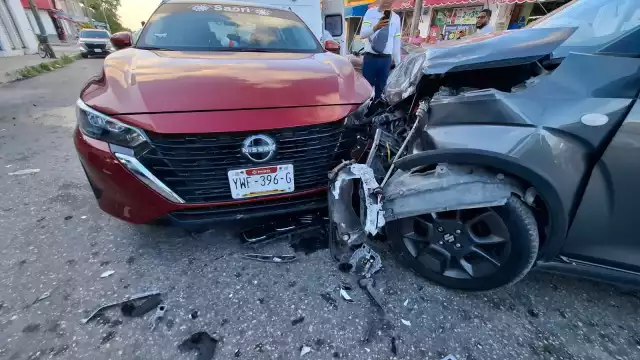 Tres vehículos colisionan en Los Héroes, Quintana Roo; saldo de lesionados leves y caos vial