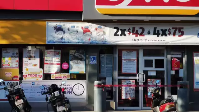 El ladrón se dirigió hacia la caja registradora y amenazó a la empleada del mostrador con lastimarla