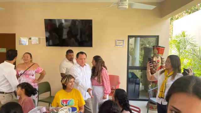 Joaquín Díaz Mena se compromete a priorizar la atención a niños con cáncer en Yucatán