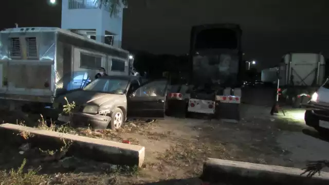 Otra de las versiones que corrió en el sitio fue que los dos ingerían bebidas embriagantes y el ahora fallecido se metió al automóvil para descansar