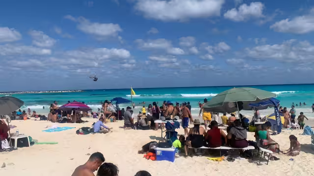 Con sombrillas, casas de campaña y sobreros, turistas llegaron a los arenales de Playa Gaviotas
