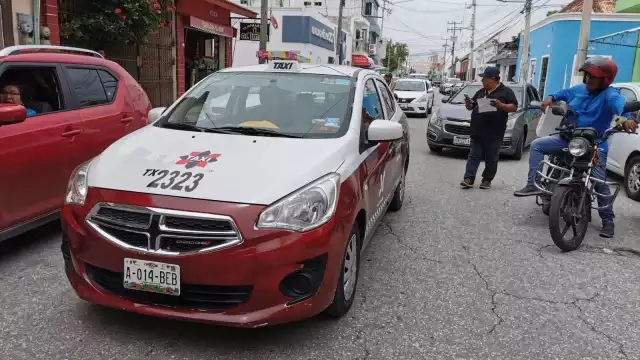 Taxi y automóvil particular colisionan en pleno centro de Ciudad del Carmen, afectando el tráfico
