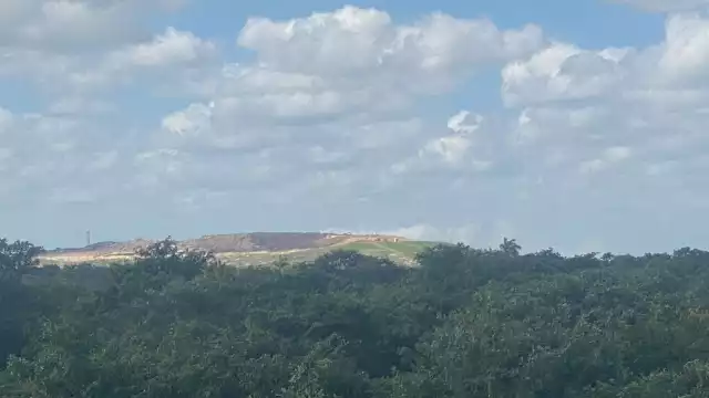 La nube de humo solamente se esparce cerca del incendio