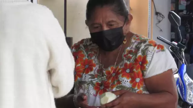 Algunas mujeres como Martha Chan, apoyan a sus esposos, pues con un sueldo no es suficiente