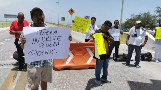 Protesta de taxistas paraliza el puente Zacatal, exigen freno a los 'pochimóviles' e InDrive