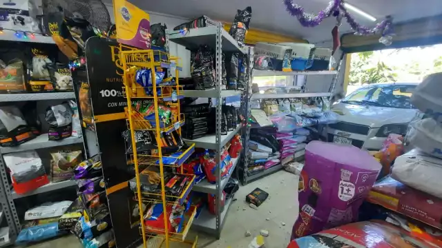 A consecuencia de lo anterior, el automóvil se impactó contra un vehículo de la marca Jeep, tipo Grand Cherokee