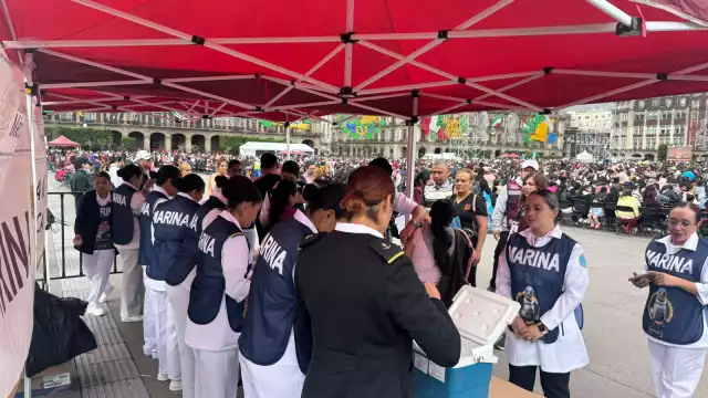 La Marina aplicó 377 vacunas contra el sarampión en el Zócalo capitalino.