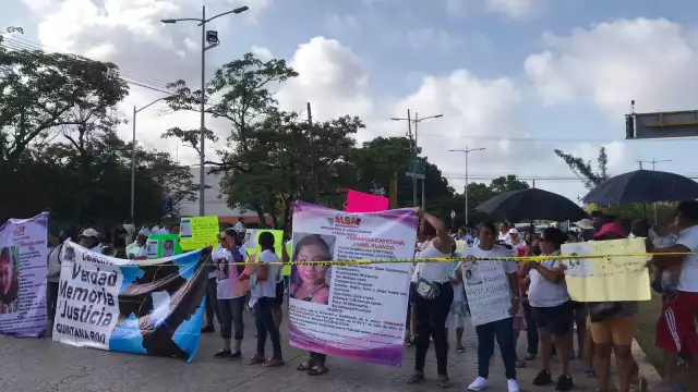El contingente de manifestantes salieron de la Gloriera del Ceviche, en la Zona Centro de Cancún y se dirigen la sede de la Fiscalía General de Quintana Roo en la ciudad