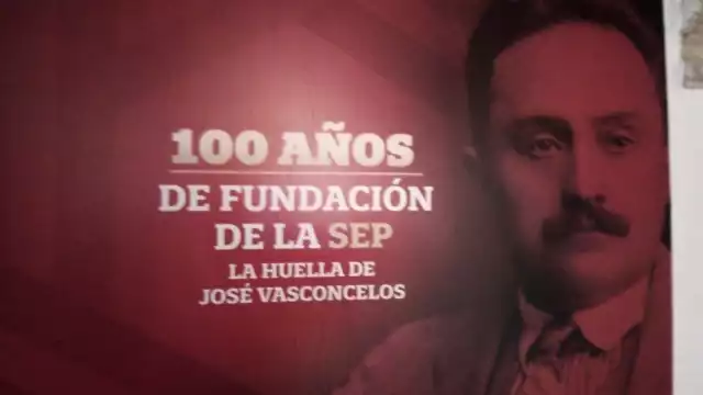 En el centésimo aniversario luctuoso de José Vasconcelos, personal de la SEP rindió un homenaje con semblanza y ofrenda floral
