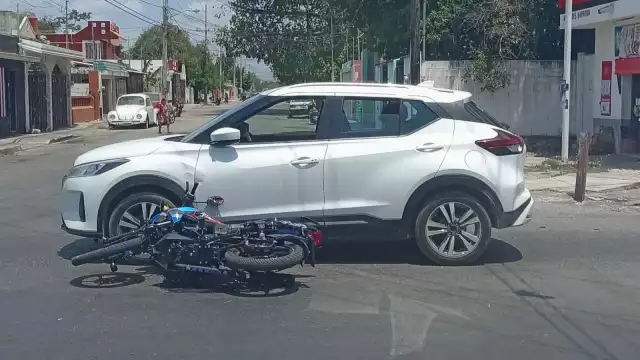 El motociclista resultó ileso, pero su unidad presentó daños materiales