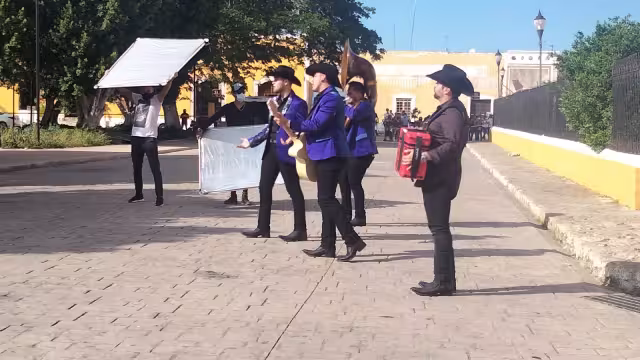 La agrupación cantó frente a sus fans durante las grabaciones en Izamal