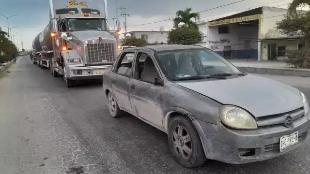Tráiler impacta contra automóvil en Escárcega