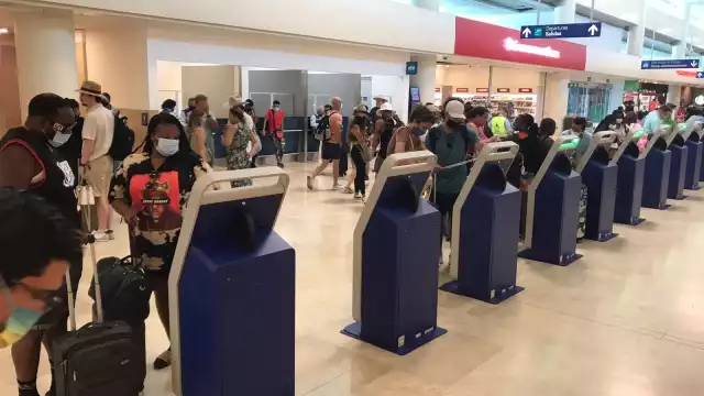 Algunos usuarios del aeropuerto de Cancún no respetan las medidas sanitarias pese al incremento de casos por COVID-19 en Quintana Roo