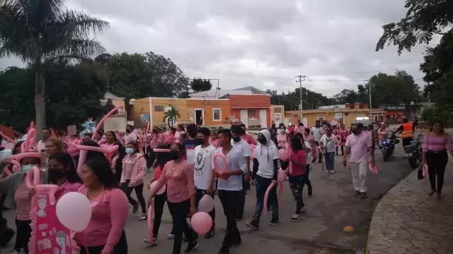 Hombres y mujeres desfilaron en Chocholá