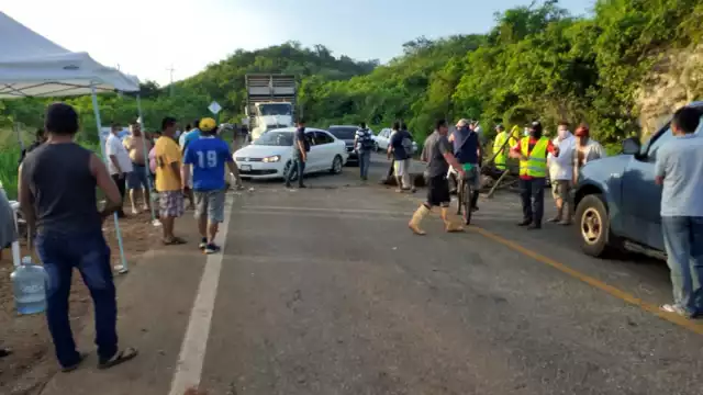 El bloqueo carretero en José María Morelos se dio para exigir a la administración municipal pasada el pago de quincenas atrasadas