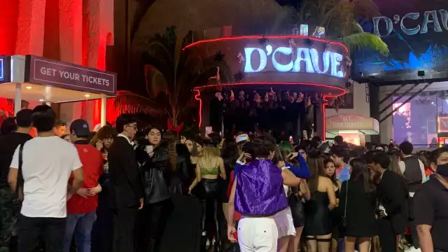 Desde los disfraces típicos de calavera, diablos o ángeles, los visitantes llegaban en compañía de familiares y amigos