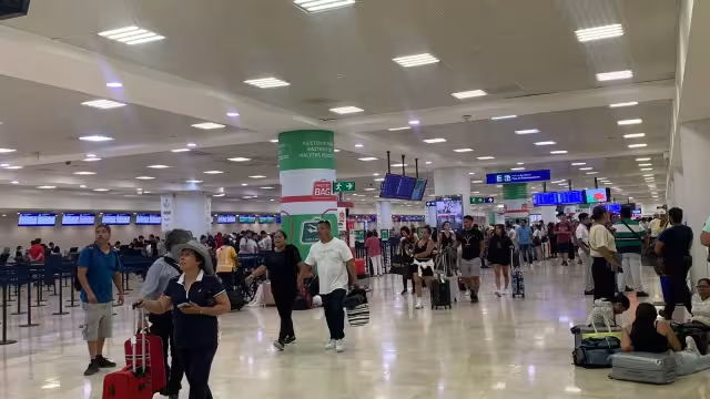 De los 560 vuelos programados 282 son llegadas y 278 salidas