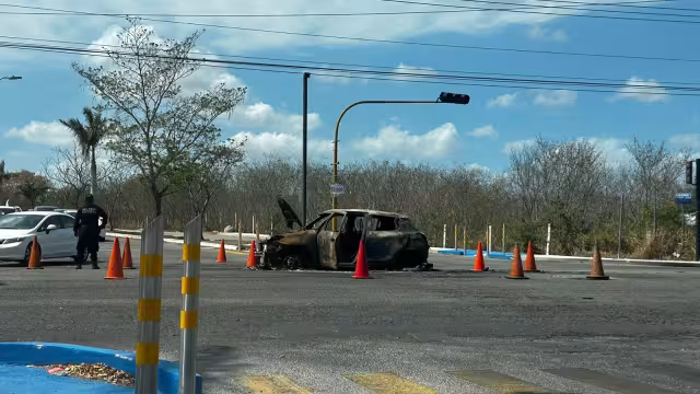 El auto fue consumido en su totalidad por el fuego