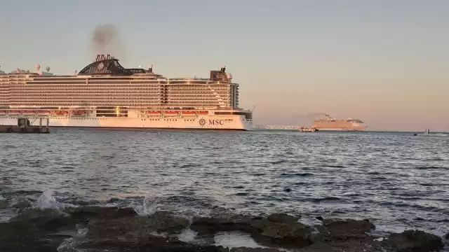 El barco tiene una capacidad para siete mil personas y en su interior cuenta con piscinas gigantes con simulador de olas