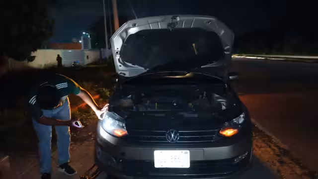 El joven conductor fue auxiliado por personal de la CFE Foto: Brian Lara