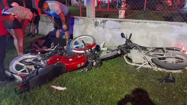 Tres jóvenes lesionados tras colisión de motocicletas la noche del miércoles.