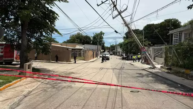 Camión sin frenos destruye poste y arrolla a motociclista en Campeche