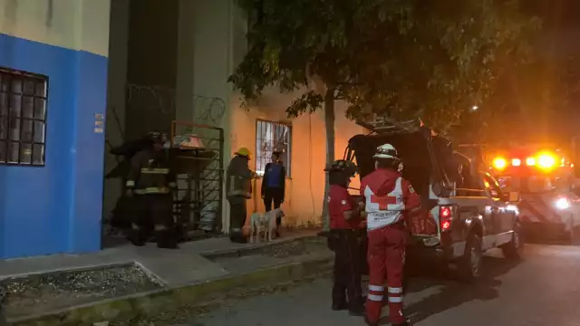 Bomberos ingresaron al departamento para ventiralo mientras ella era atendida