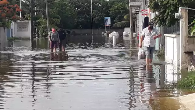 Vecinos viven con los pies bajo el agua ya que la inundación alcanza a la altura de las rodillas en zonas de Progreso