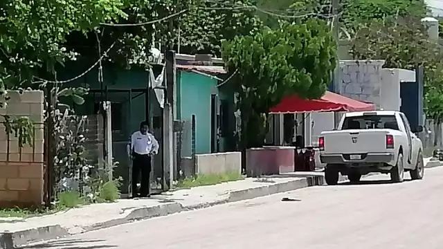 Dos hombres en motocicleta intentaron disparar a un hombre en su casa
