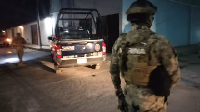 Policías Municipales y Marinos solicitaron la ambulancia para un hombre herido por arma de fuego